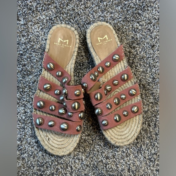 5/$25 Marc Fisher fashion sandal with large silver studs size 7.5 - Picture 2 of 6